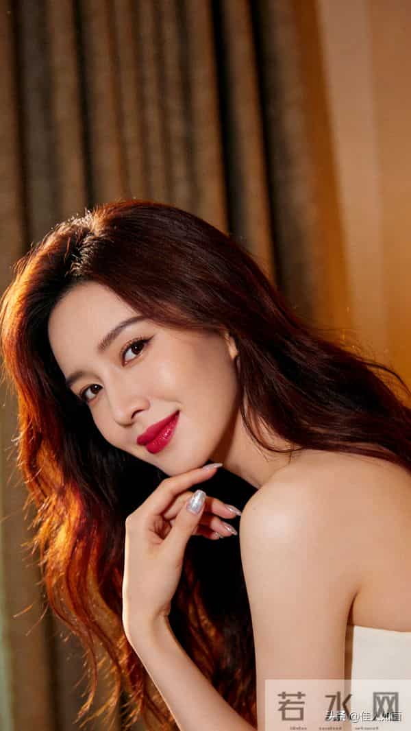 红棕长发配柔光灯，甜妹优雅气质藏不住