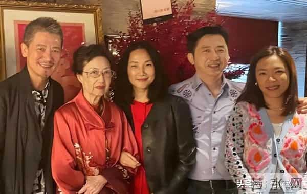 41岁嫁给庾澄庆，两年生二娃，张嘉欣比伊能静幸运的是张正芬老了