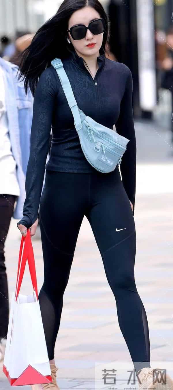 她一戴墨镜变女王，回眸一笑百媚生，天生丽质让人魂牵梦萦