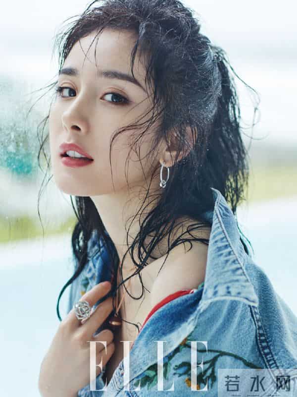 杨幂海滩“大展身手”，白裙湿发美成画！