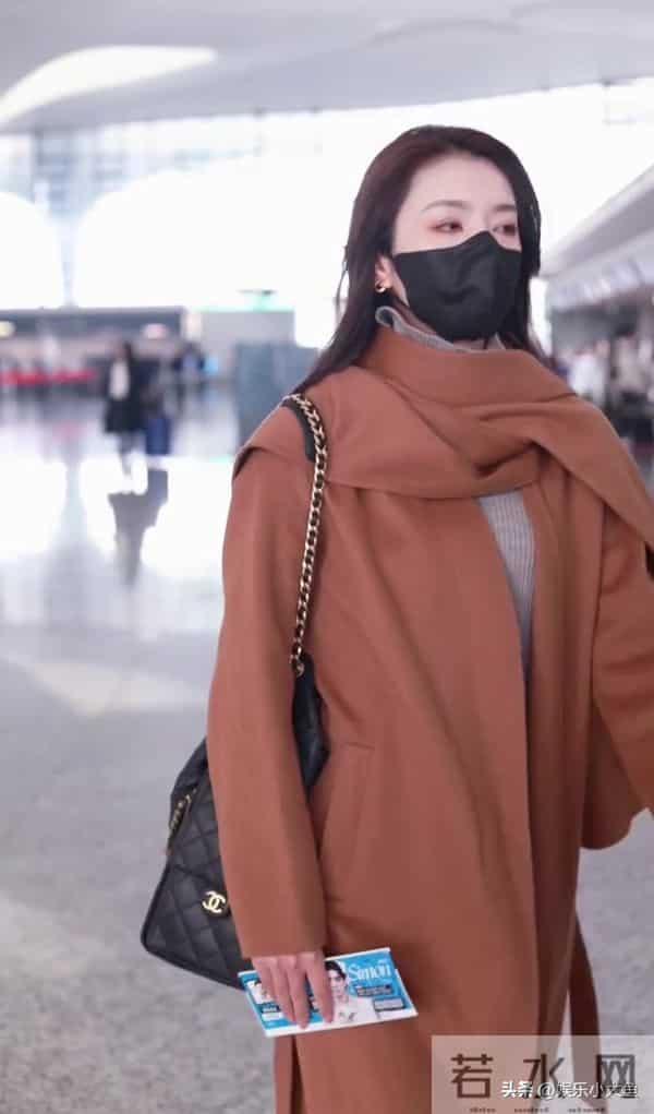 李云霄杭州机场被偶遇,穿棕色翻领长款大衣,好温柔气质美到犯规