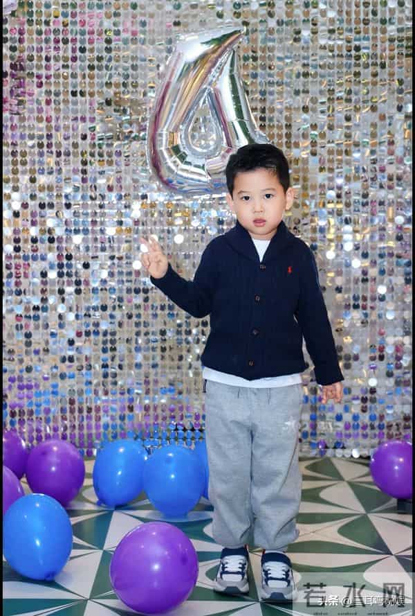 王雷李小萌为小儿子办生日派对,一家四口装扮精致,两儿子都像爸
