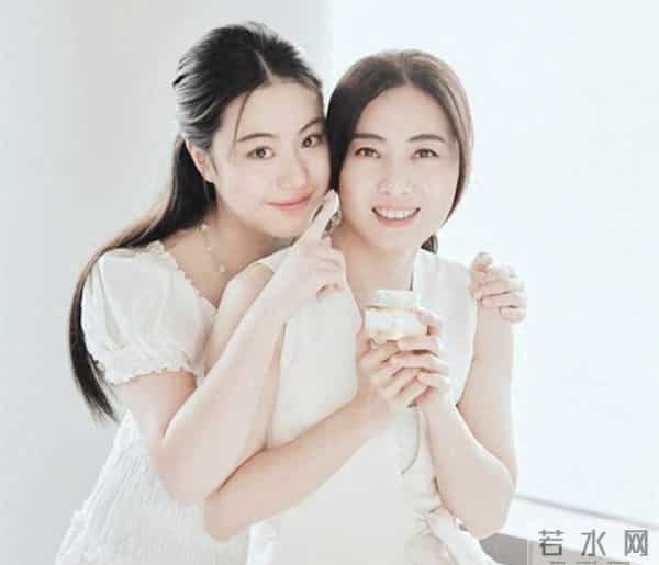 74岁刘銮雄坐轮椅现身，站立需搀扶洁癖严重，甘比一脸疲惫气色差