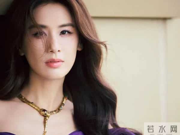 黄圣依身穿一袭紫色抹胸礼服裙，紫色果然很有“韵味”