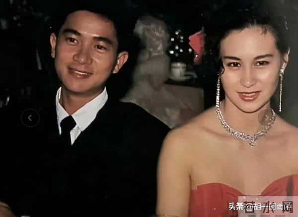 何超琼海口开幕偶遇,生图眼袋凸出显疲惫,灰毛衣小短裙超接地气