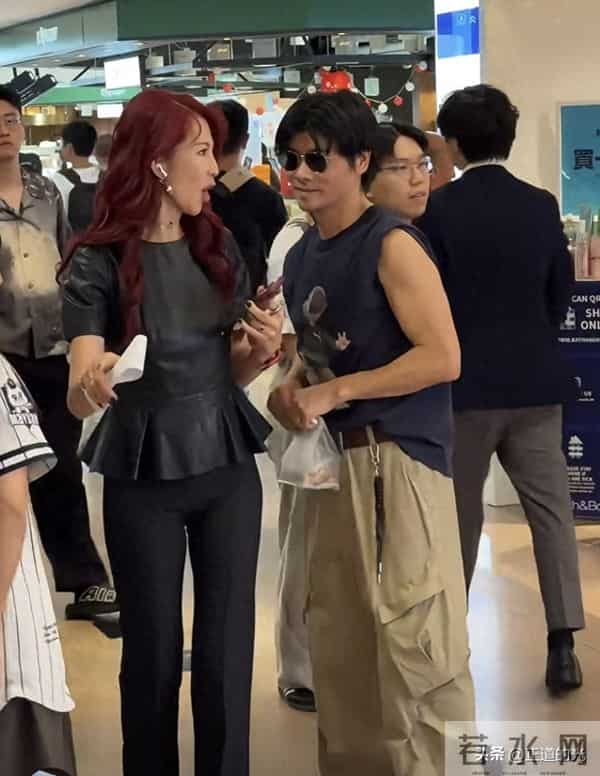 52岁蔡少芬排队买早饭 身高腿长 前凸后翘 难怪张晋对她生理性喜欢