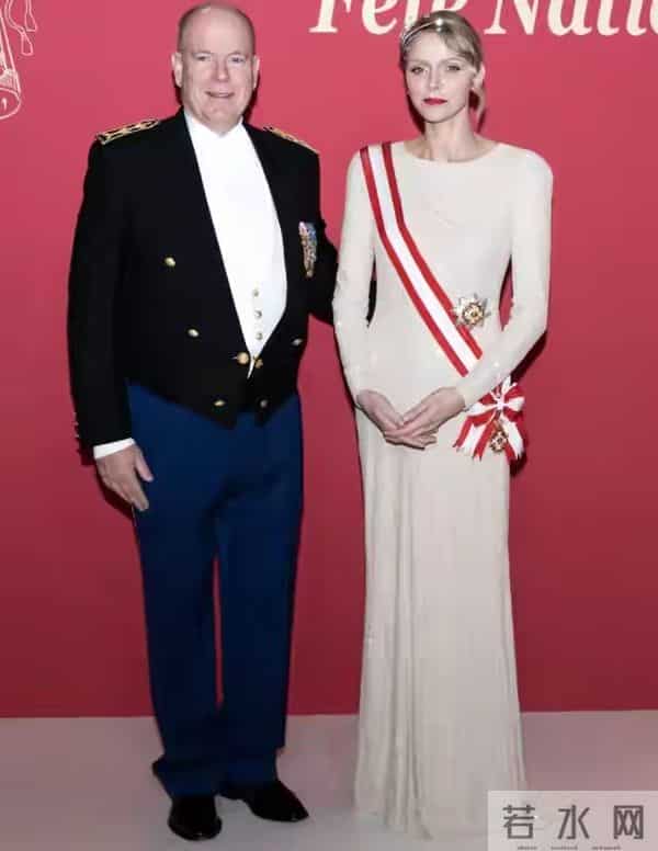 摩纳哥王妃长发造型惊艳，与国王反差同框，力压凯特登时尚榜首