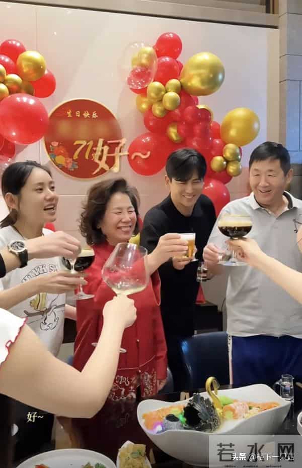 秋瓷炫豪宅为婆婆庆生 于晓光妈妈71岁很年轻 大平层装几十人也不挤