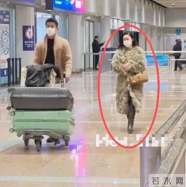 45岁霍思燕现身机场，貂皮配皮靴子老土显矮，杜江打扮的像个大爷