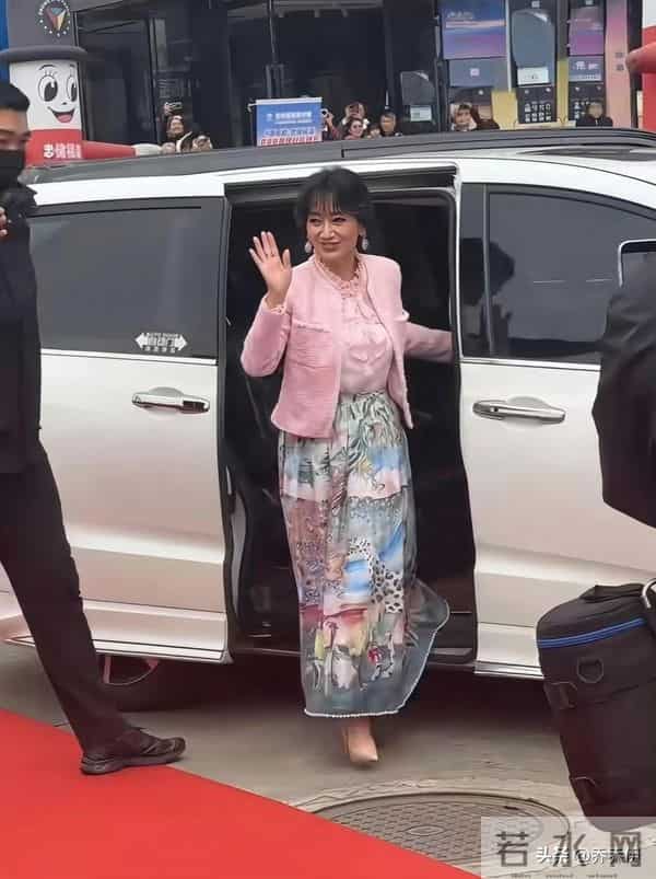 71岁赵雅芝戴假发穿10厘米高跟鞋出席活动