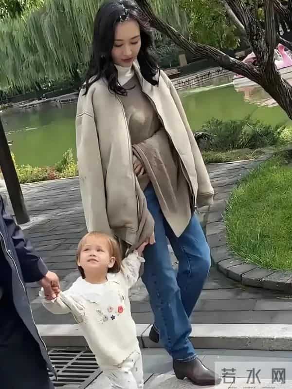 王鸥跟女儿散步，母亲一起同行，祖孙三代好温馨！
