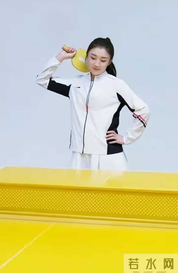 陈梦最新广告拍摄花絮，半扎发造型美得似公主，笑靥如花灵动可爱