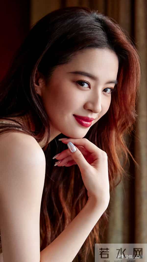 红棕长发配柔光灯，甜妹优雅气质藏不住