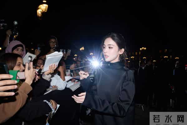 古力娜扎:高跟加持下的美腿暴击