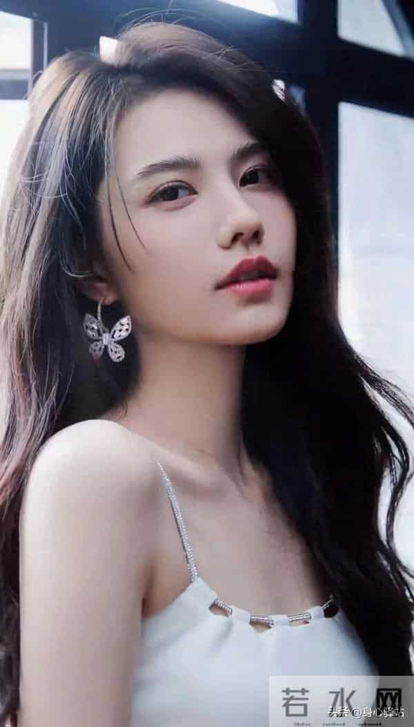 为何姜珮瑶被称高智感美人她的精致不止在眉眼更在书卷气与疏离感