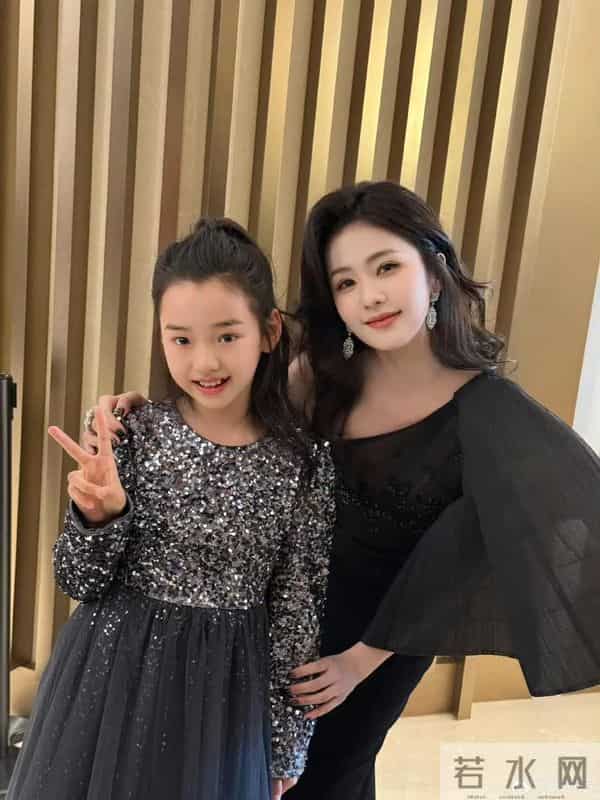 董璇9岁女儿小酒窝现身尖叫之夜!和“17位”顶流亲密合影 太爽了