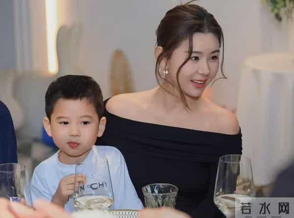 李小萌夫妇为小儿子庆祝4岁生日，模样像极了王雷，大儿子像妈妈