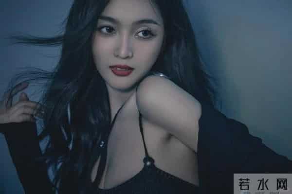 吴宣仪侧躺的姿态随性又优雅,光着脚丫子大长腿超性感