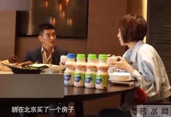 45岁霍思燕现身机场，貂皮配皮靴子老土显矮，杜江打扮的像个大爷