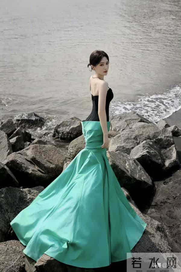45岁秦岚扎着低丸子头化身美人鱼,抹胸鱼尾裙海边回眸美出圈!