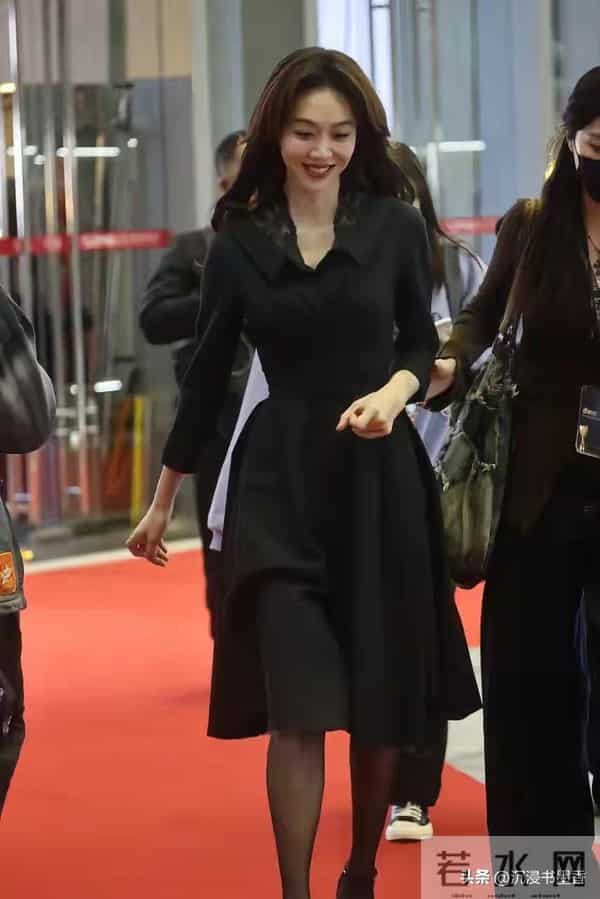 姜妍 黑色长裙+黑丝，身材出众，惊艳全场！