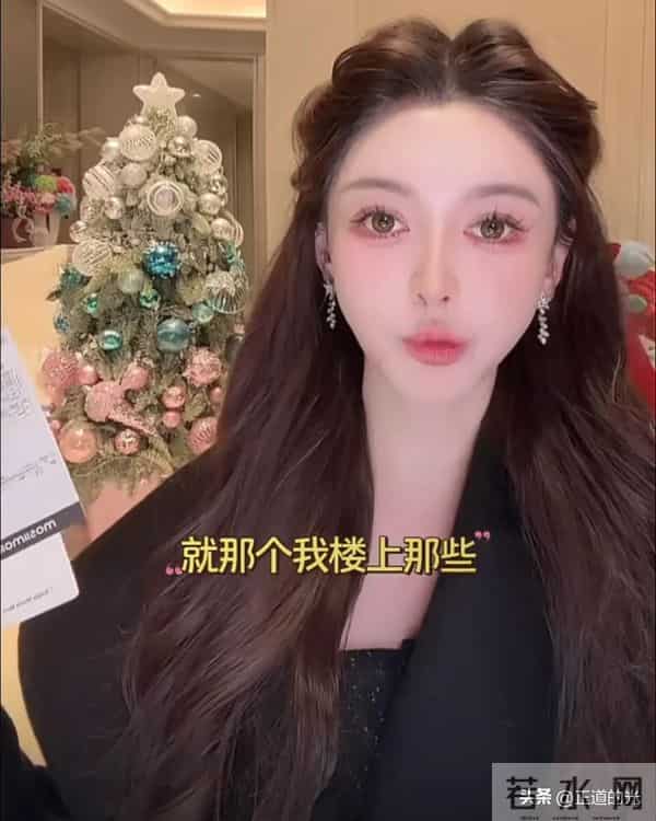 叶珂直播称宝宝在睡觉 一件吊带几万元 自爆写字超难看 还不如小学生