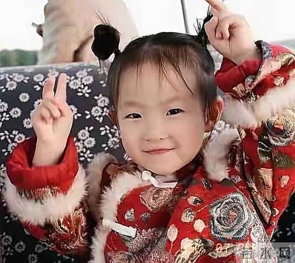 带娃就诊遭抓拍,黄一鸣女儿名字流出,网友:王思聪亏大了