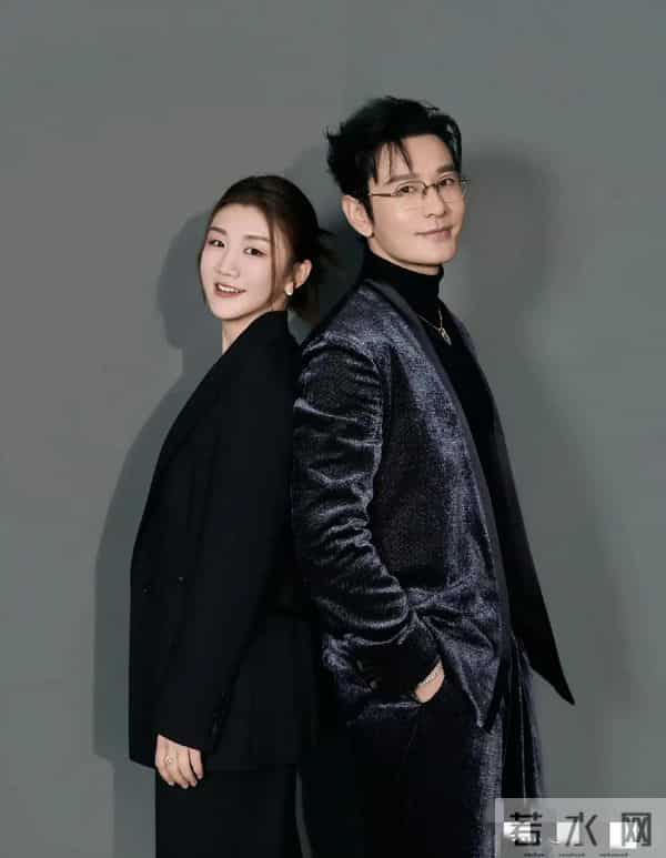 陈梦发布和表哥黄晓明合照配文：这不巧了，酷妹碰到了帅帅的哥！