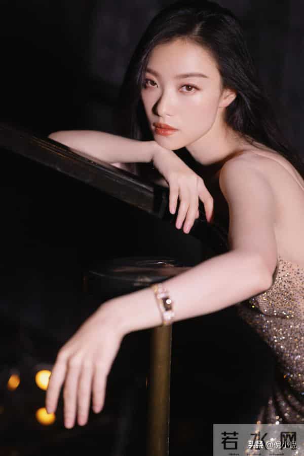 倪妮，散发光芒的她是聚光灯下的焦点