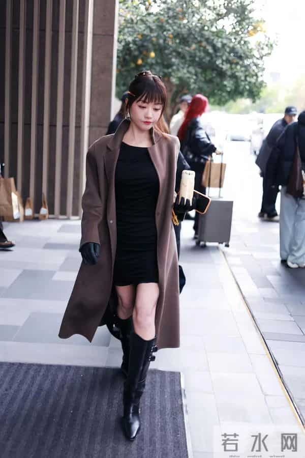 杨蓉个子小身材却很丰满！穿棕色大衣小黑裙长筒靴凹凸感好抢镜！