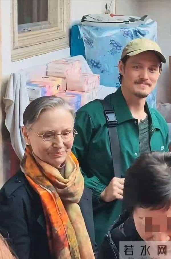 太情义！64岁周华健回汕头祭祖，捐1w现金，大合影家族基因好强大