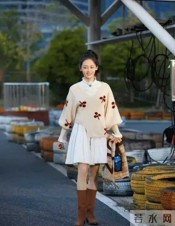 苗苗身穿白色小清新连衣裙叠加针织毛衣搭配棕色长靴,真时髦洋气