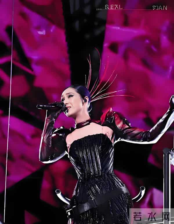 “杨千嬅13岁儿子惊艳亮相！身高突破170，眉眼鼻脸型全随爸！