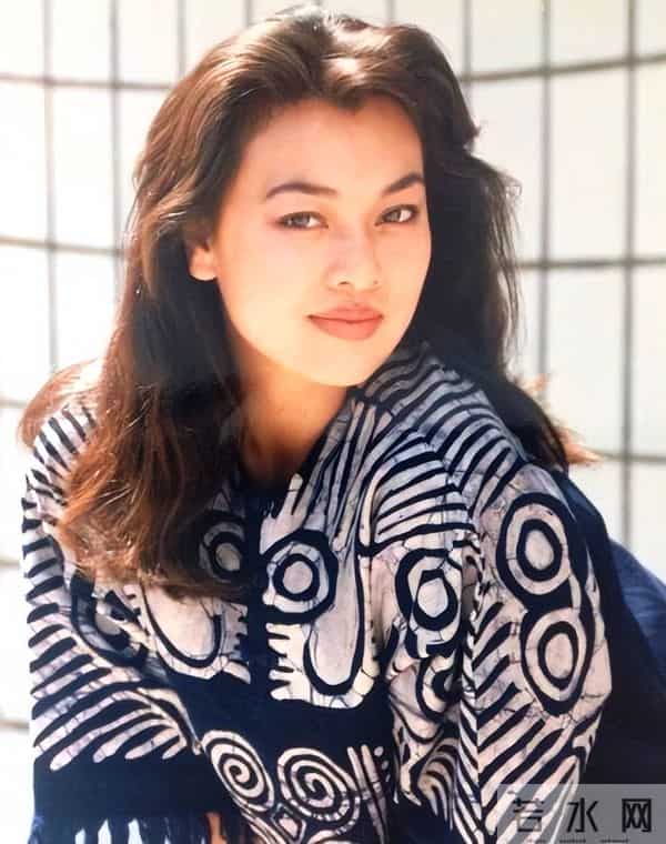 离开黄小茂后，她嫁给老外富豪，如今住瑞士豪宅，尽享天伦之乐