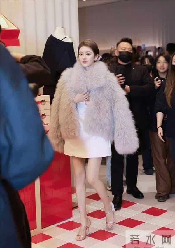 26岁赵露思回归！一身灰色皮草贵气逼人，网友：似熹贵妃回宫