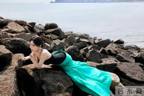 秦岚性感抹胸礼服,姿势太妖娆了