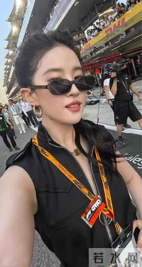 刘亦菲现身阿布扎比观赛F1!高马尾 连衣裙 切尔西靴亮相,帅气女郎