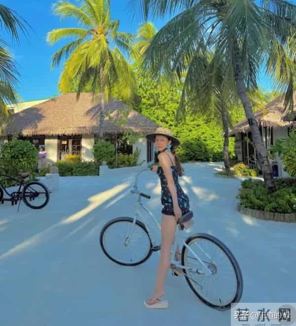 夏露晒泳装照 秀美背大长腿 疑马龙为妻拍照 陪两个儿子马尔代夫度假