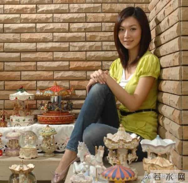 离开黄有龙后，她转身嫁给富豪，四年连生三娃，43岁深陷抑郁症