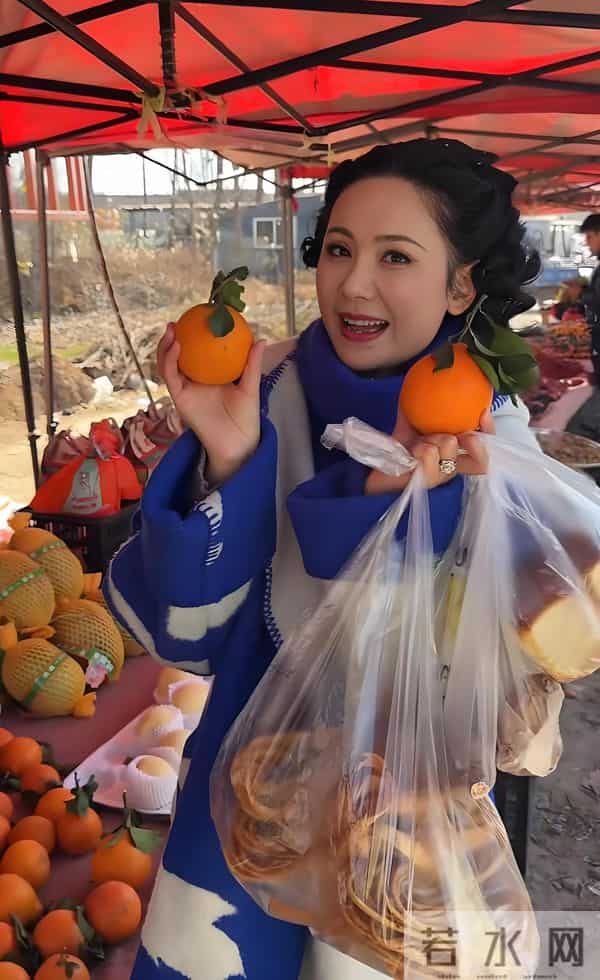 程莉莎赶山东大集，穿3万大衣买3元焦米棍解馋 像没见过世面城巴佬