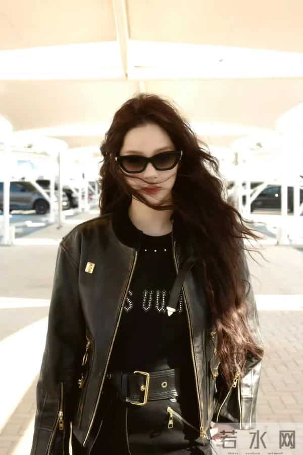欧阳娜娜现身阿布扎比亚斯！修身皮上衣+长裤，甜妹变“酷姐”