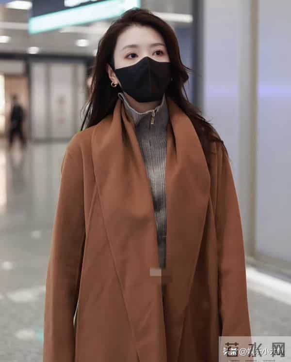 李云霄杭州机场被偶遇,穿棕色翻领长款大衣,好温柔气质美到犯规