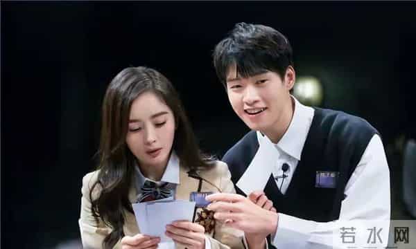 杨幂三次活动碰到魏大勋,每次都偷瞄男方,她为何会显得意难平?