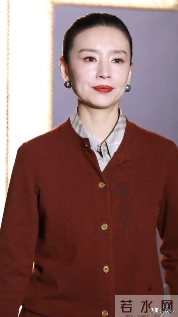 45岁董洁活动穿搭：针织开衫+半身裙，干练又知性，状态真好啊