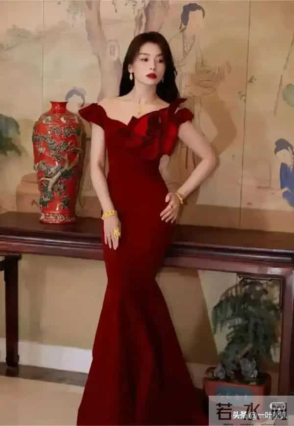 哇塞!刘涛这肥臀,算是圈内第一了吧,麻花辫配包臀裙太显年轻了