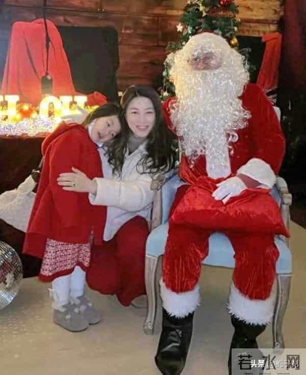 41岁朱珠在家中开圣诞派对,女儿傲娇靠着妈妈肩膀,朱珠气质真美