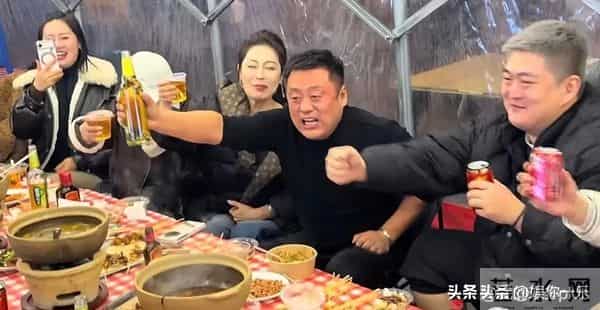 赵家班深夜聚餐赵一楠请客,和宋晓峰像父子,钱多到花不完很低调