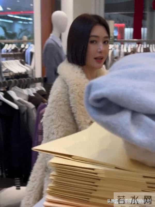 46岁秦岚浙江衣服店被偶遇 皮肤白皙 身材超好 这个年纪了 还是好美啊