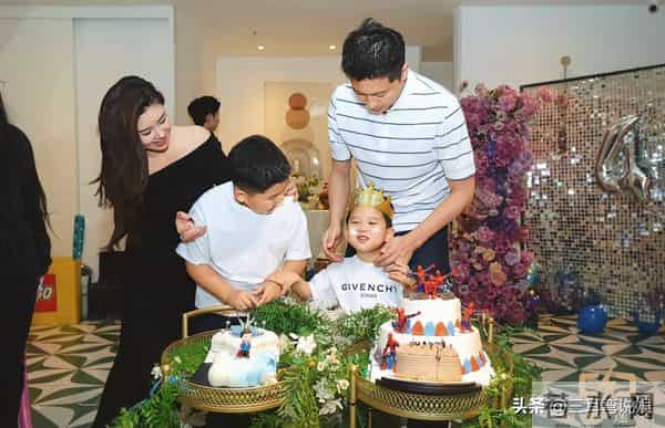 王雷李小萌为小儿子办生日派对,一家四口装扮精致,两儿子都像爸