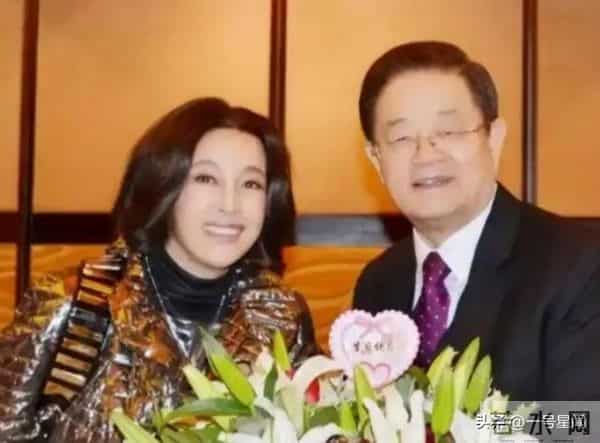 75岁"风流妖精"刘晓庆，意外摔倒后走不动路，担心的事还是发生了